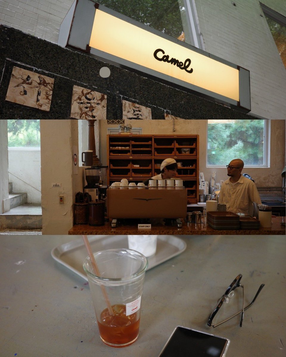 🍁วาร์ปมาคาเฟ่ที่โซล Camel Coffee สาขานี้อยู่ใกล้พระราชวัง Gyeongbokgung บรรยากาศและสไตล์การตกแต่งเน้นสไตล์เรียบง่ายแบบ ‘โอ๊คโทน’ ด้วยผนังปูนเปลือยและโคมไฟเหล็ก ทำให้ดูอบอุ่น ถ่ายรูปสวยทุกมุม
.
มุมยอดฮิดคือ หน้าต่างชั้น 2 ของร้าน