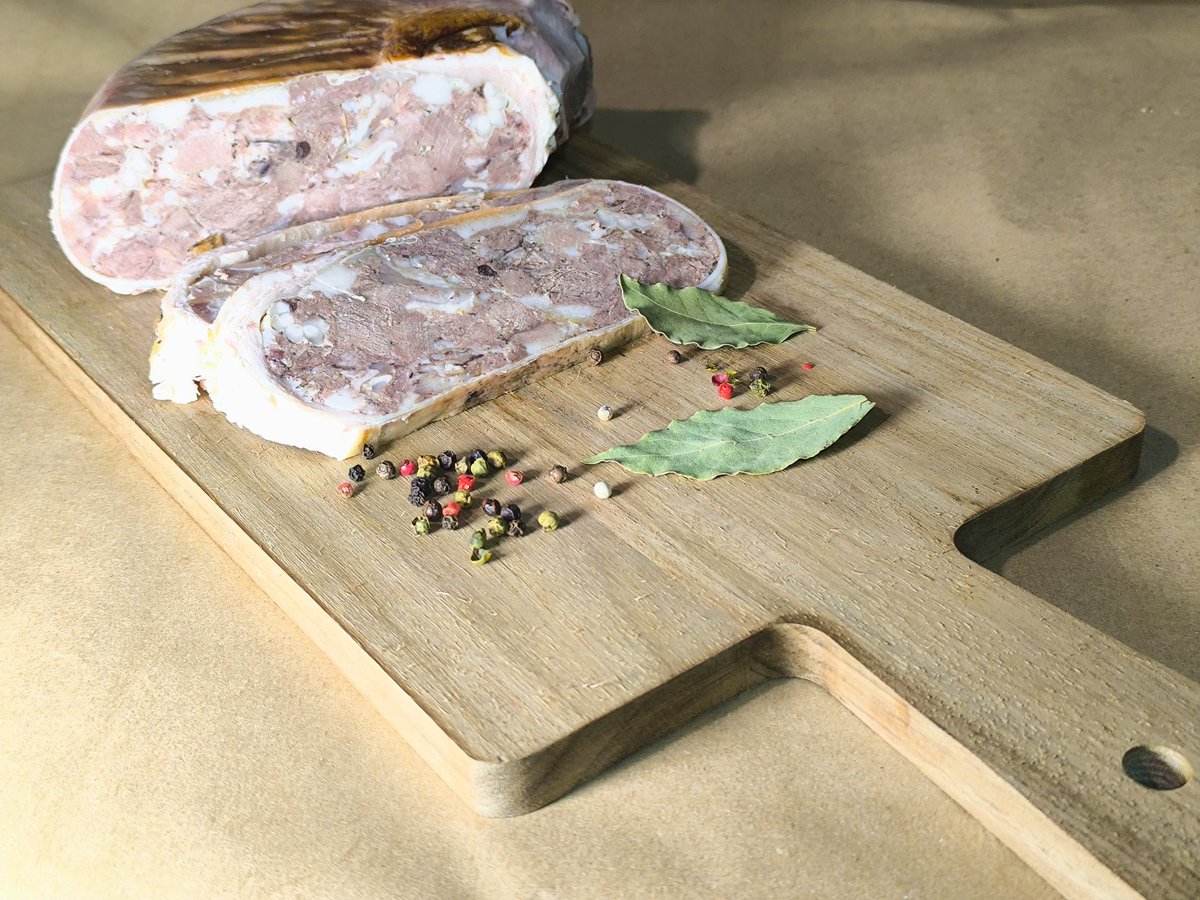 huvorzel1's tweet image. На Ворзельській Салоробній Фабриці є не тільки сало. 
Вашій увазі - сальтісон, він же зельц. Свіженький, з домашньої свинки, смачнючий, часничком пахне. 
Під замовлення. Пишіть в особисті скільки вам кг відрізать. 😉