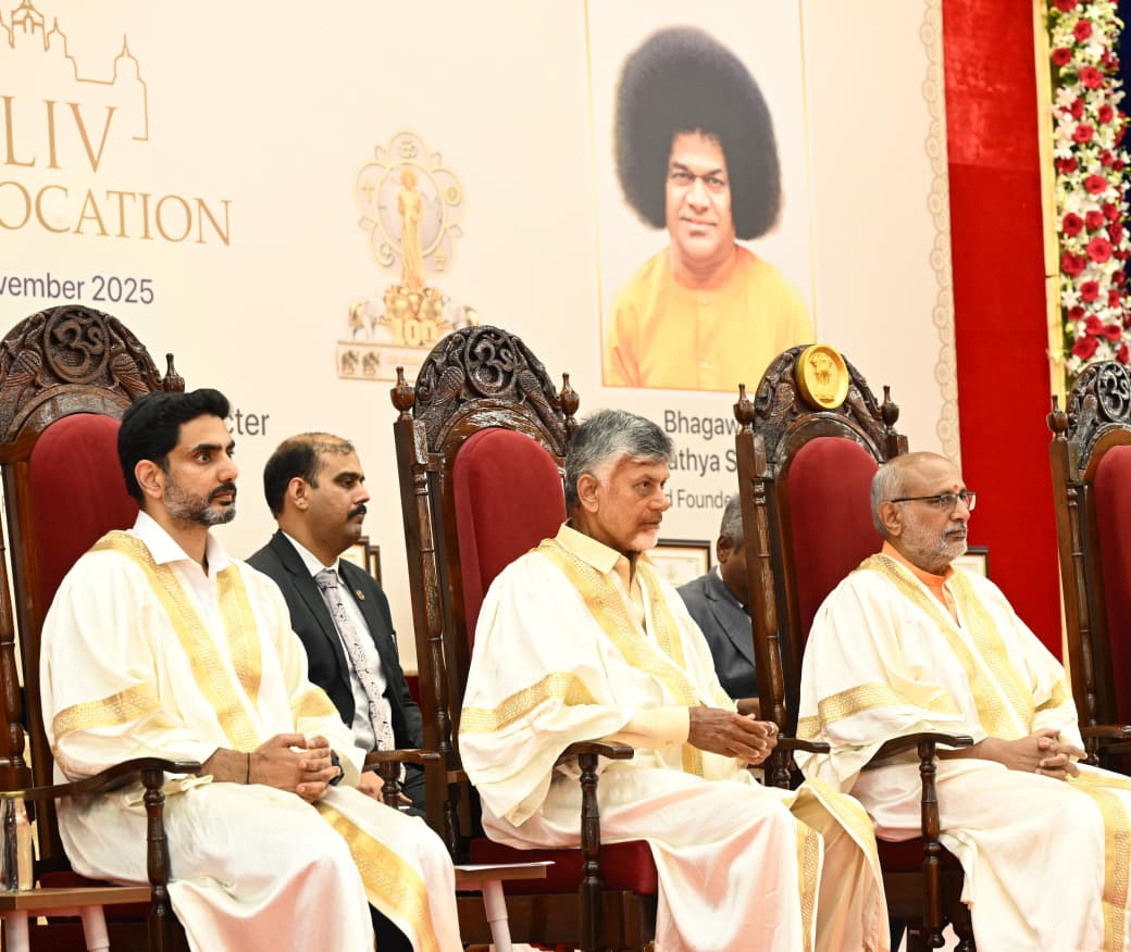 naralokesh's tweet image. శ్రీ సత్యసాయి జిల్లా పుట్టపర్తిలోని శ్రీ సత్యసాయి ఇన్ స్టిట్యూట్ ఆఫ్ హయ్యర్ లెర్నింగ్ కాన్వకేషన్ లో పాల్గొన్నాను. ప్రశాంతి నిలయం పూర్ణచంద్ర ఆడిటోరియంలో జరిగిన ఈ వేడుకకు ముఖ్య అతిథిగా ఉపరాష్ట్రపతి సీపీ రాధాకృష్ణన్ గారు, గౌరవ  అతిథిగా సీఎం @ncbn గారు హాజరయ్యారు. ఈ సందర్భంగా…