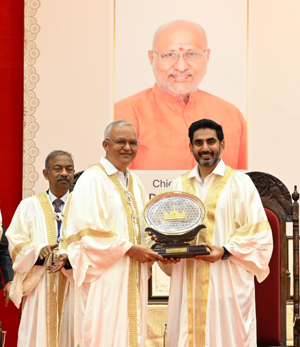 naralokesh's tweet image. శ్రీ సత్యసాయి జిల్లా పుట్టపర్తిలోని శ్రీ సత్యసాయి ఇన్ స్టిట్యూట్ ఆఫ్ హయ్యర్ లెర్నింగ్ కాన్వకేషన్ లో పాల్గొన్నాను. ప్రశాంతి నిలయం పూర్ణచంద్ర ఆడిటోరియంలో జరిగిన ఈ వేడుకకు ముఖ్య అతిథిగా ఉపరాష్ట్రపతి సీపీ రాధాకృష్ణన్ గారు, గౌరవ  అతిథిగా సీఎం @ncbn గారు హాజరయ్యారు. ఈ సందర్భంగా…