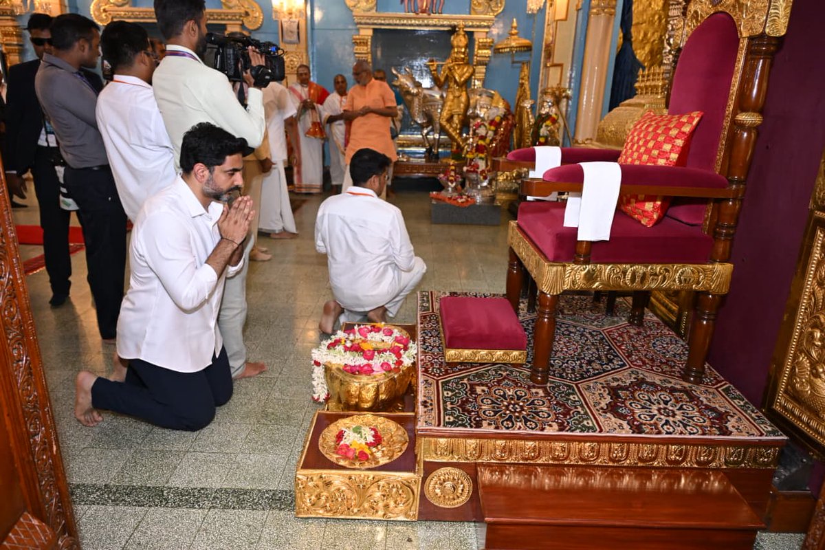 naralokesh's tweet image. శ్రీ సత్యసాయి జిల్లా పుట్టపర్తిలోని శ్రీ సత్యసాయి ఇన్ స్టిట్యూట్ ఆఫ్ హయ్యర్ లెర్నింగ్ కాన్వకేషన్ లో పాల్గొన్నాను. ప్రశాంతి నిలయం పూర్ణచంద్ర ఆడిటోరియంలో జరిగిన ఈ వేడుకకు ముఖ్య అతిథిగా ఉపరాష్ట్రపతి సీపీ రాధాకృష్ణన్ గారు, గౌరవ  అతిథిగా సీఎం @ncbn గారు హాజరయ్యారు. ఈ సందర్భంగా…