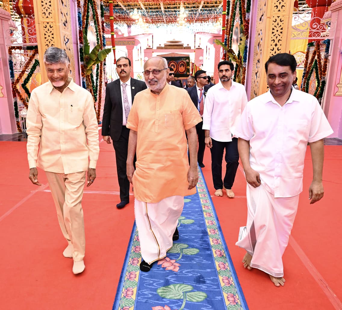 naralokesh's tweet image. శ్రీ సత్యసాయి జిల్లా పుట్టపర్తిలోని శ్రీ సత్యసాయి ఇన్ స్టిట్యూట్ ఆఫ్ హయ్యర్ లెర్నింగ్ కాన్వకేషన్ లో పాల్గొన్నాను. ప్రశాంతి నిలయం పూర్ణచంద్ర ఆడిటోరియంలో జరిగిన ఈ వేడుకకు ముఖ్య అతిథిగా ఉపరాష్ట్రపతి సీపీ రాధాకృష్ణన్ గారు, గౌరవ  అతిథిగా సీఎం @ncbn గారు హాజరయ్యారు. ఈ సందర్భంగా…