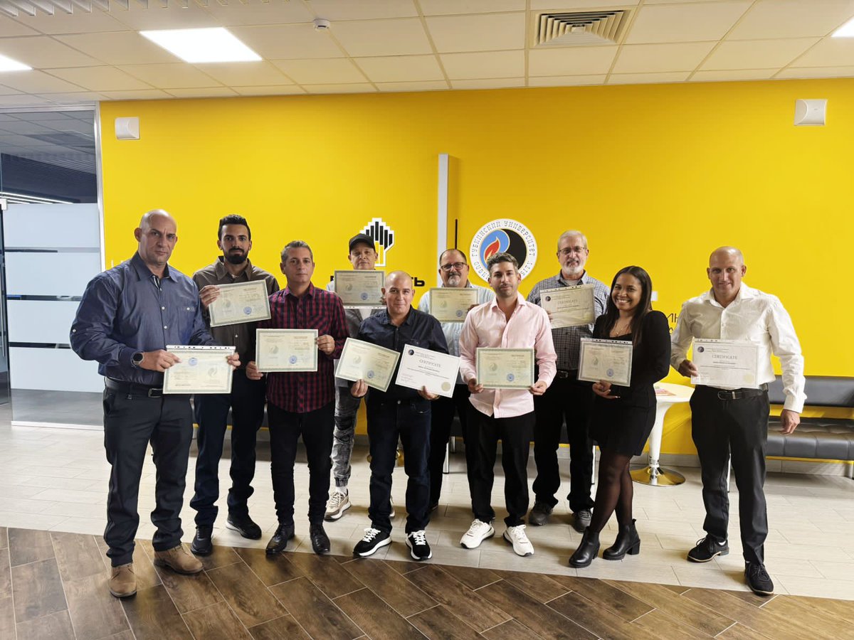 AdrianGMursuli's tweet image. 🎓 Nuestros especialistas de #CUPET finalizaron con éxito el curso en la Universidad de Gubkin, Rusia, sobre Operación y Mantenimiento de Tuberías con Nuevas Tecnologías.
 #Cuba #Energía
@Cubapetroleo1 @Gubkin_en