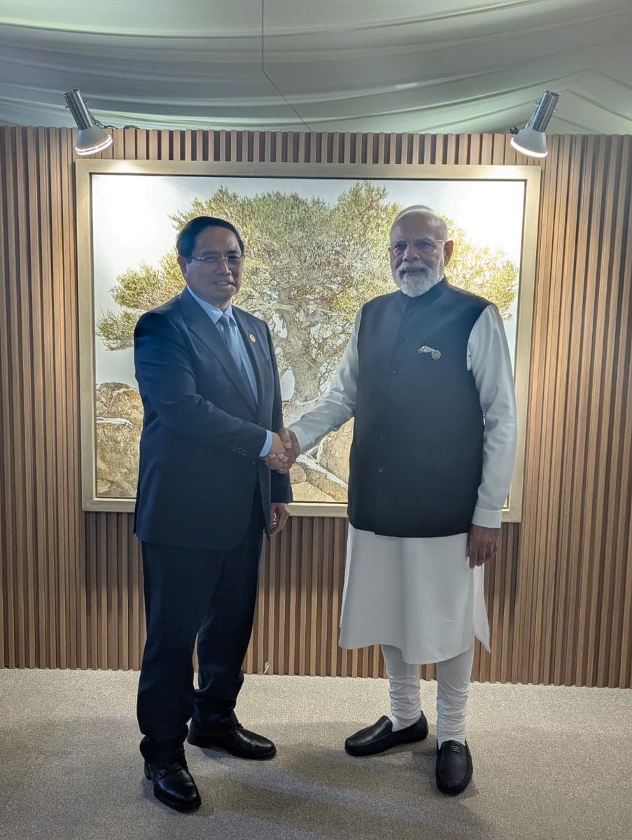narendramodi's tweet image. Thủ tướng Việt Nam Ngài Phạm Minh Chính và tôi đã gặp tại Johannesburg. Cam kết của chúng tôi đối với một tình hữu nghị bền chặt và hướng tới tương lai giữa Ấn Độ và Việt Nam vẫn luôn kiên định.