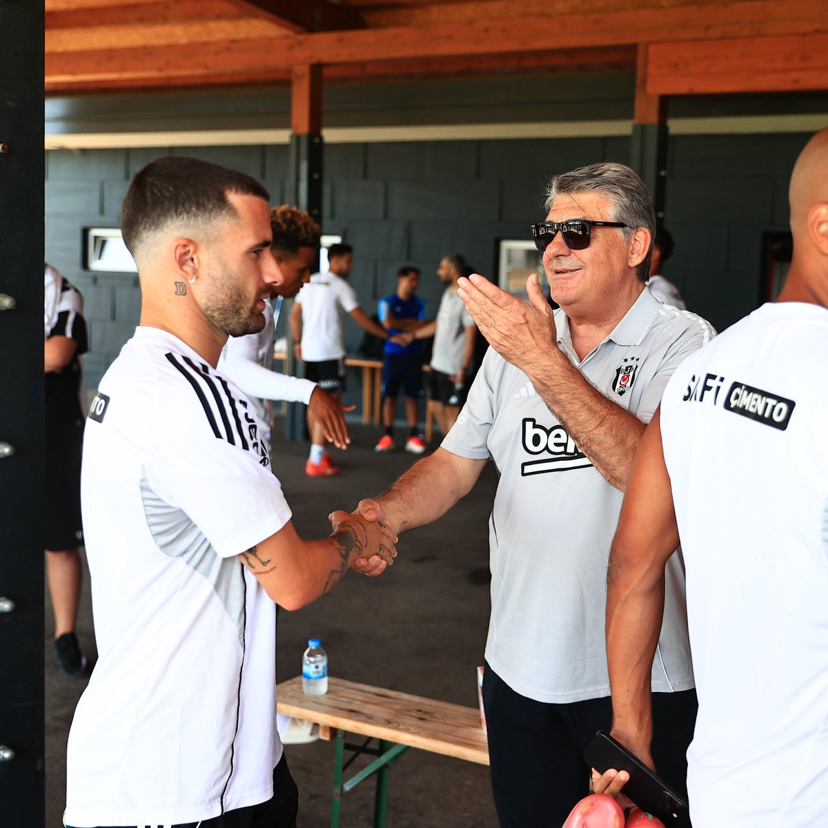 gundembjkcom's tweet image. 💥 Başkan Serdal Adalı&apos;nın, Rafa Silva&apos;ya “Ara döneme 5 maç kaldı. O maçları çık oyna. Bu arada kafanı toparla, gerekli kolaylığı gösteririm” dediği, Portekizli futbolcunun önce bunu kabul edip ardınan vazgeçtiği öğrenildi. 

🗣️ Bu gelişme sonrasında başkan Serdal Adalı’nın,…