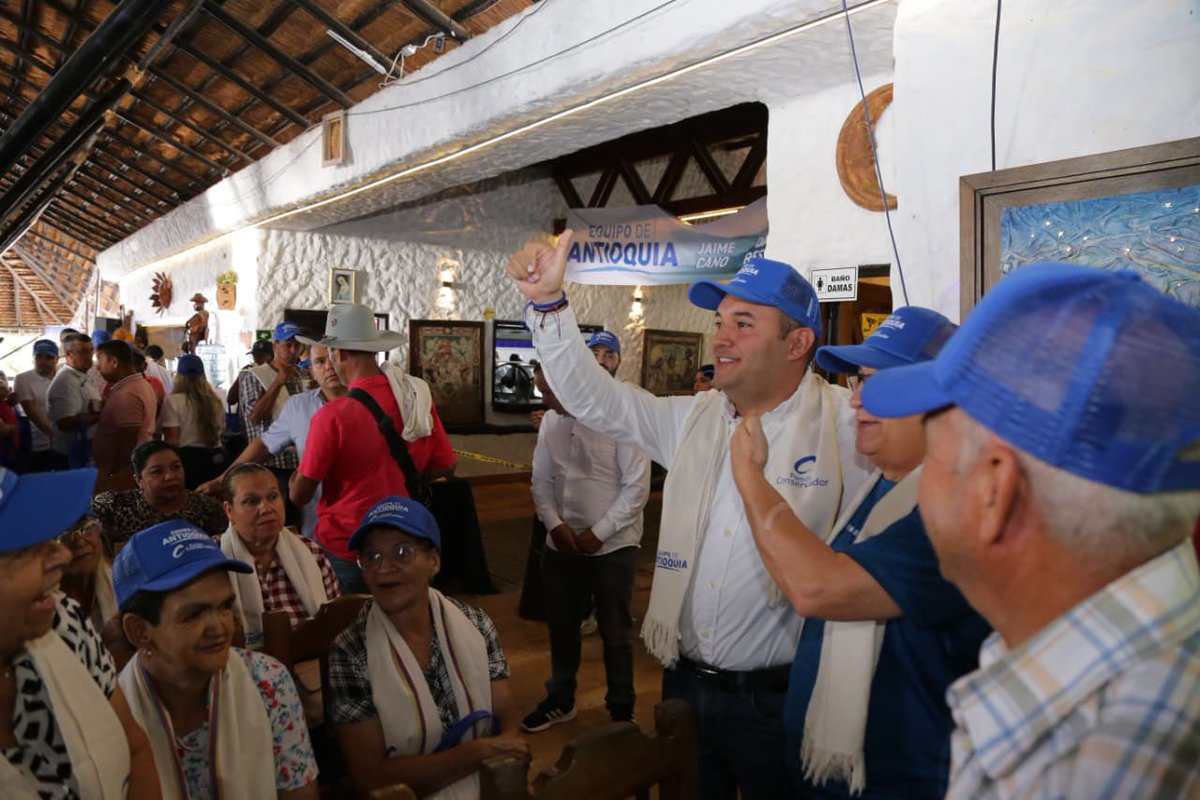 DanielRestrepoC's tweet image. Bienvenidos al encuentro subregional del Occidente del #EquipoDeAntioquia 💙.
Siempre será una alegría encontrarnos. Gracias a todos los líderes, amigos y representantes de la región por su presencia y compromiso.