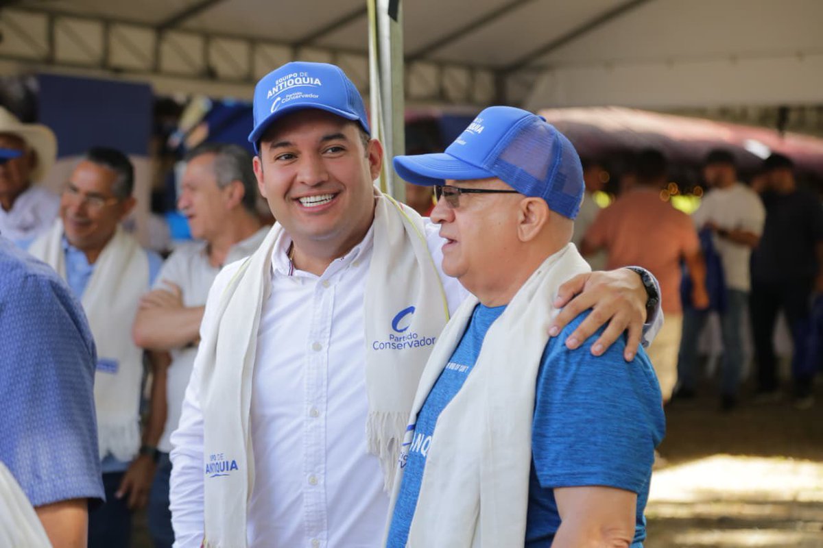 DanielRestrepoC's tweet image. Bienvenidos al encuentro subregional del Occidente del #EquipoDeAntioquia 💙.
Siempre será una alegría encontrarnos. Gracias a todos los líderes, amigos y representantes de la región por su presencia y compromiso.
