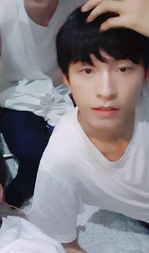 youremyheroz's tweet photo. 구라 안 까고 진짜 분내남 갓태어난 시절 아님? 홍경이 너무 애기잖아 ㅠㅠ https://t.co/EiS7zCDI1y