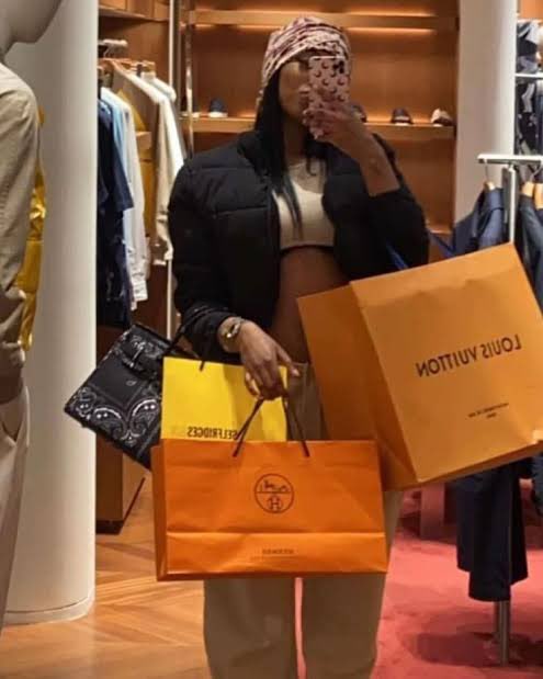 <a href="/it_Rutie/">RUTH 🇨🇦</a> Bro code 101: Never allow a woman who isn’t your wife spend your money like this.