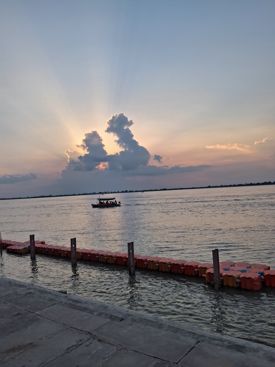 sambhashan_in's tweet image. सरयू नदी के किनारे ढलते दिन का चित्र है।

शीर्षक दीजिए...
#caption