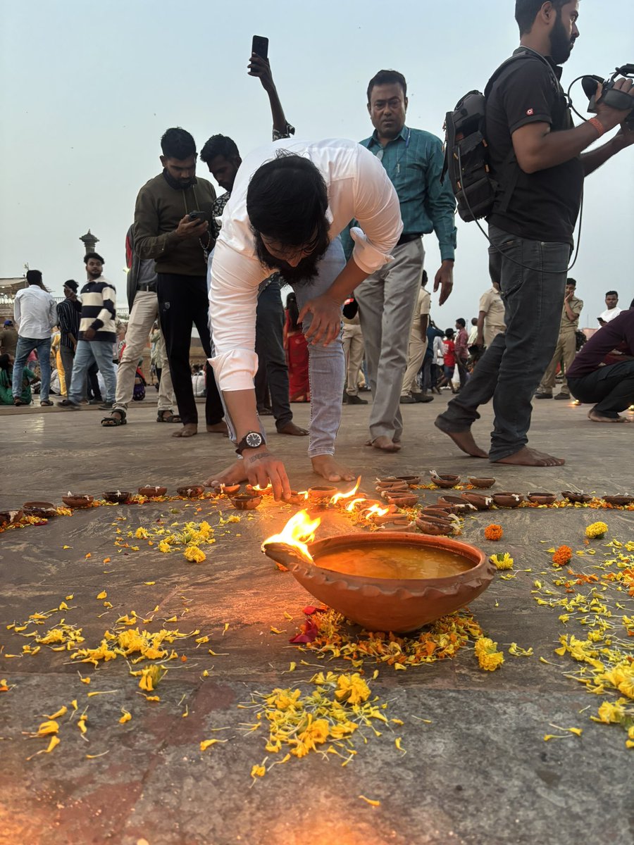 iam_Bhabani's tweet photo. ଧନ୍ୟବାଦ  ସମସ୍ତେ ପୁରୀ ବାସୀ  ଙ୍କ  ସ୍ୱାର୍ଥ ପାଇଁ ଲଢେଇ ରେ ସାମିଲ  ହୋଇଥିବାରୁ

ପୁରୀବାସୀଙ୍କ ଶ୍ରୀମନ୍ଦିରରେ ସୁଗମ ଦର୍ଶନ ନିମନ୍ତେ ମହାପ���ରଭୁଙ୍କ ନିକଟରେ ଗୁହାରି କରିବା ସହିତ  ସମୂହ  ଦୀପଦାନ . https://t.co/jJaLx47Z5W