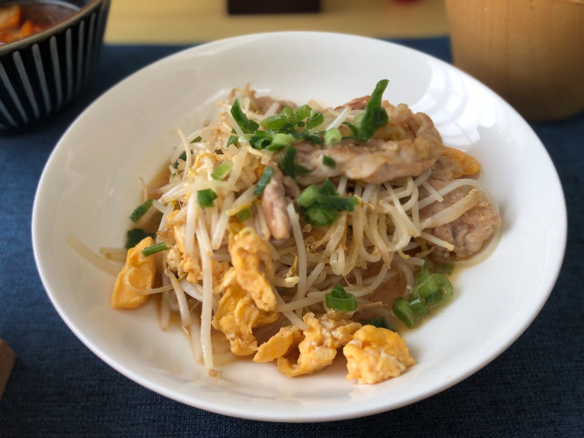 真夜中にこんばんは

ごはん日記
11月22日 土曜日 朝昼兼
投稿し忘れたのです

豚肉、卵、もやしの炒め物
残り物の旨辛みそ鍋
サラダ

実は少し前から右膝が痛く、
身体が調子悪いと、いろいろとやる気も出ないものなのですね
初めて実感しています
痛みは少しずつ解消していますが、、
気をつけます