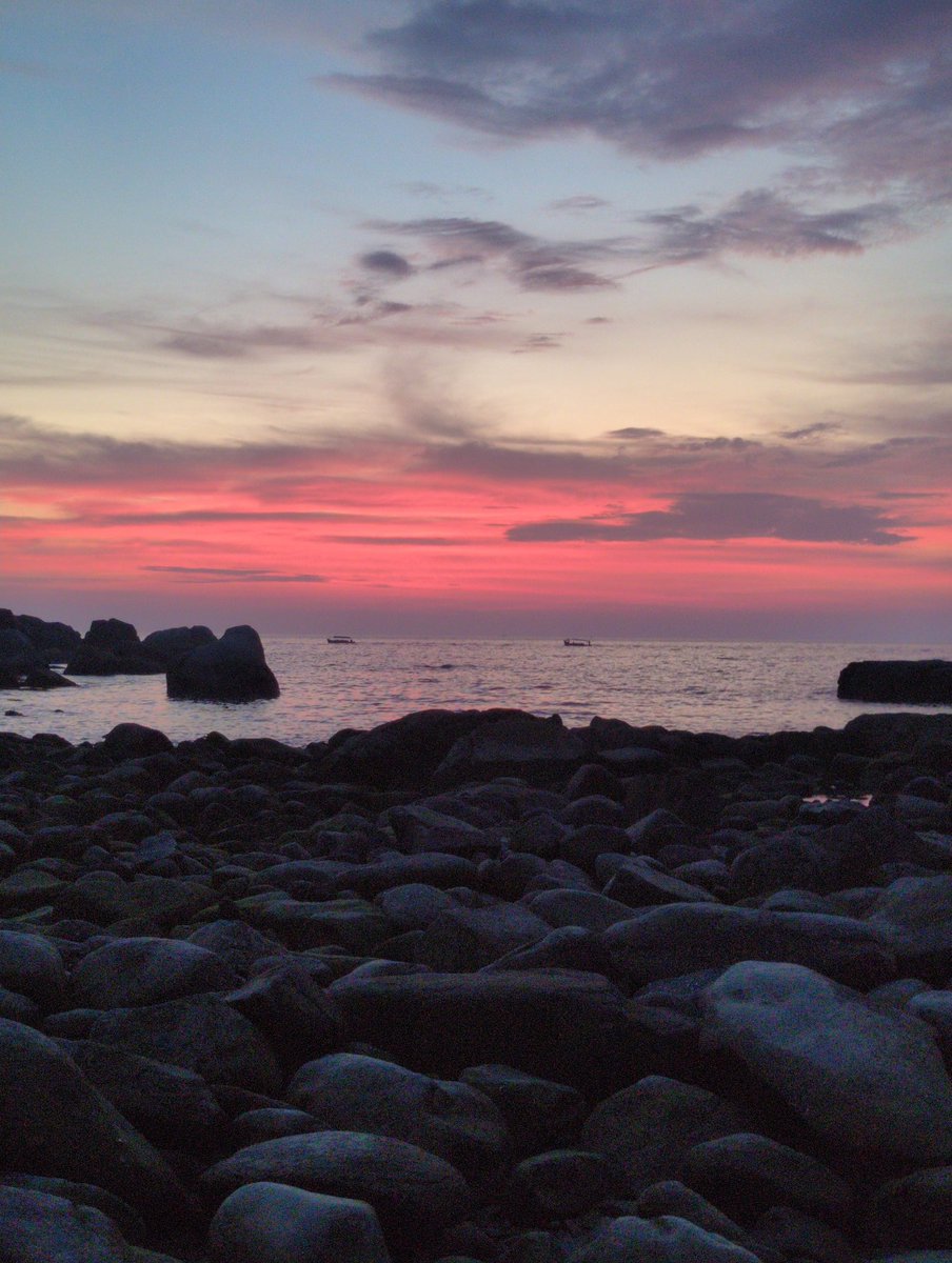 toneless007's tweet image. seen a beautiful sunset today. #backup