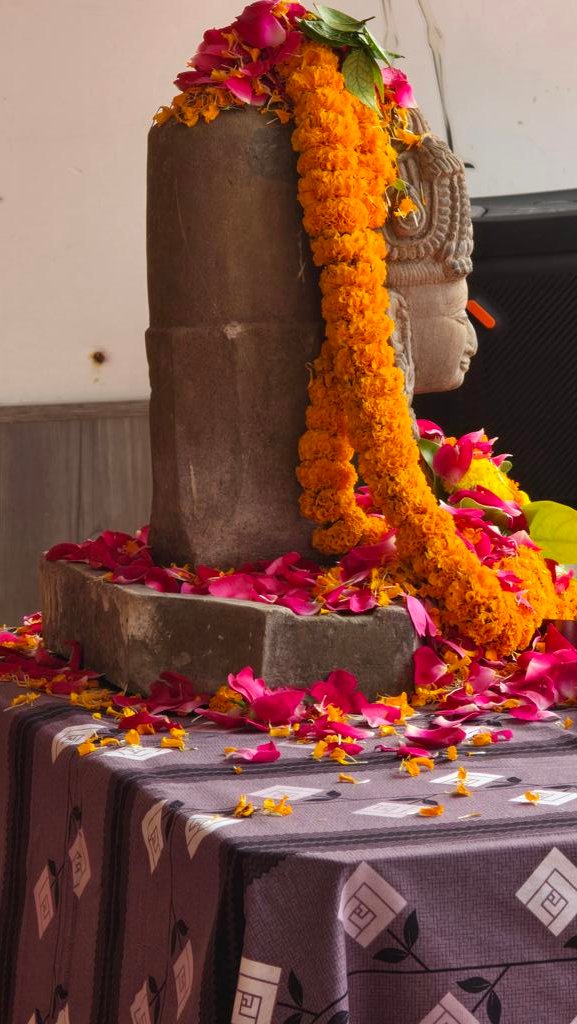 मेरे विश्वनाथ की मंद-मंद मुस्कान देखिए, किसी प्राचीन मंदिर में स्थापित थे, फिर किसी आक्रांता ने उन्हें बेघर किया, फिर प्राण देकर इन्हें चाहने वालों ने इन्हें पुनर्स्थापित किया, कहीं इनका एक हिस्सा क्षति ग्रस्त हुआ तो लोग इन्हें गंगा किनारे मौनी बाबा आश्रम के पास गंगा तट पर