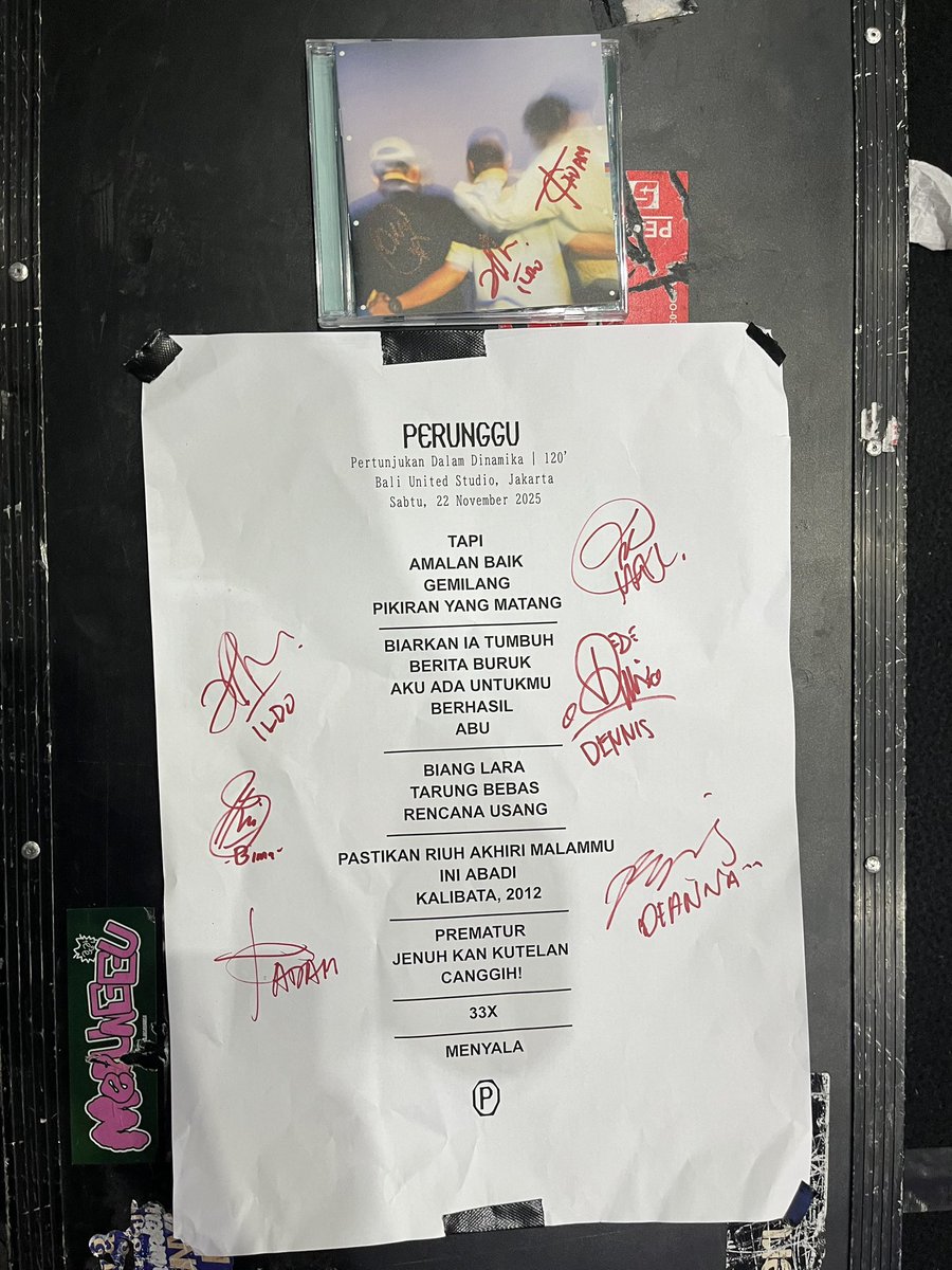 Latest setlist consultation work. Gave <a href="/perunggu__/">Perunggu 🥉</a> the option of performing Dalam Dinamika in full from start to end first before a second set of old hits and now-rarely played songs, or mixing the new and old stuff into one. They went with the former.