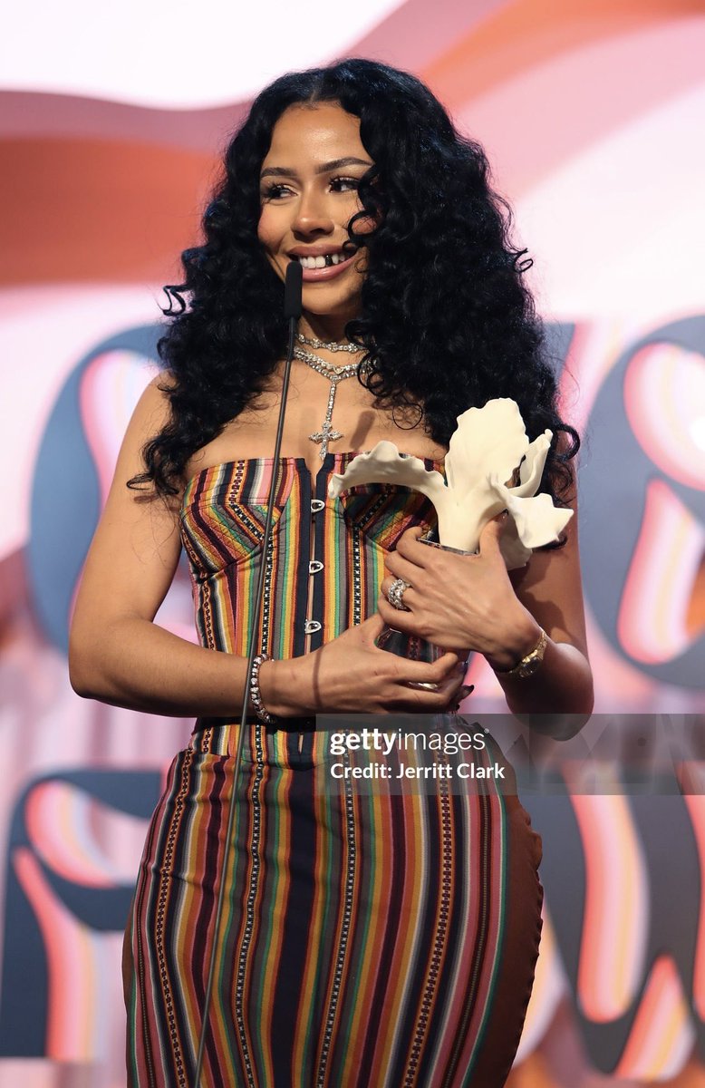 her first award, I’m so proud of my girl 🥹💐