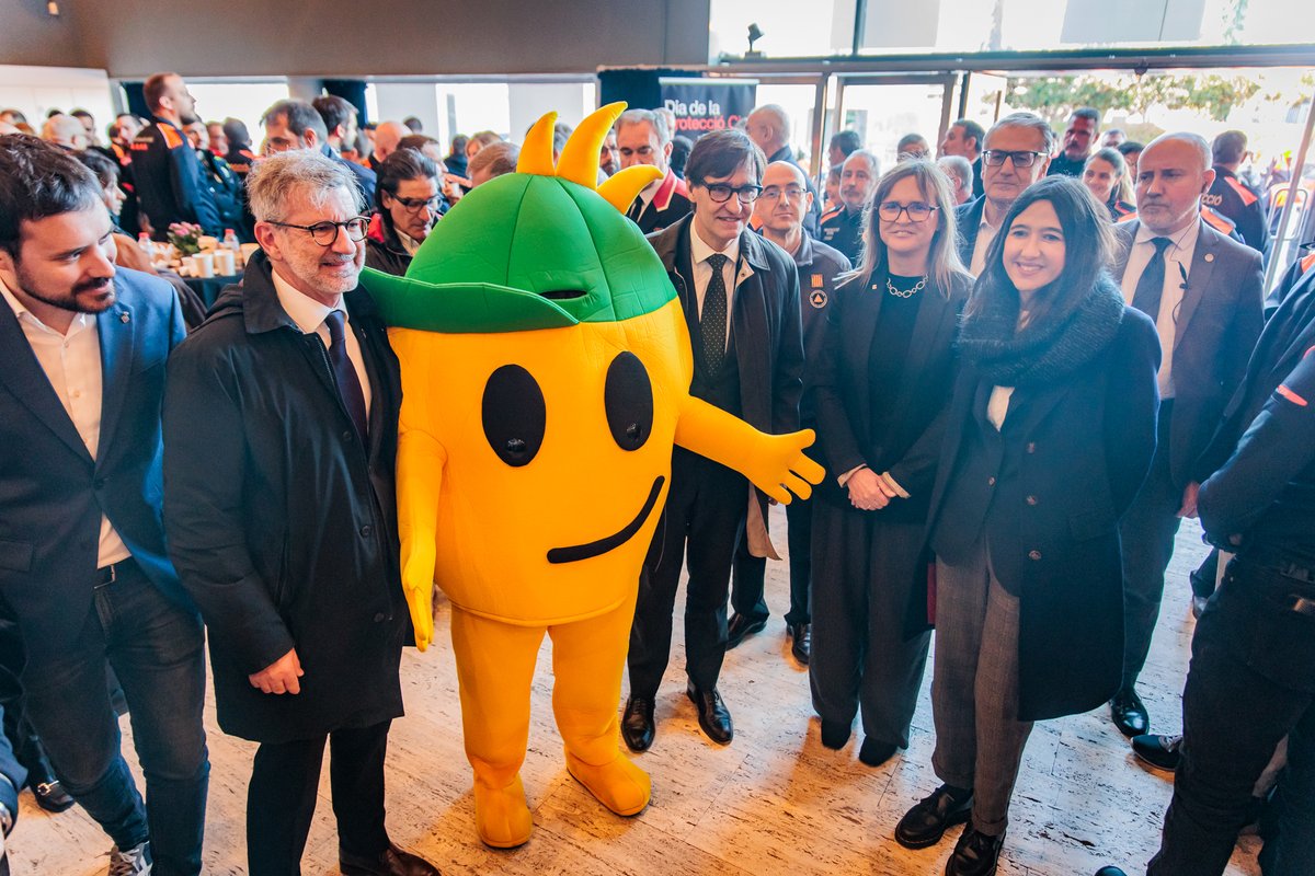 El #DiaPC25 ha estat presidit pel President de la Generalitat de Catalunya <a href="/salvadorilla/">Salvador Illa Roca</a>; la consellera <a href="/interiorcat/">Interior i Seguretat Pública</a> <a href="/nuriaparlon/">Parlon #apeudecarrer #interioriseguretatpública</a> i l'alcalde de <a href="/ajsantcugat/">Aj. Sant Cugat</a> <a href="/josepmvalles/">Josep Maria Vallès</a>

Hi han assistit més de 500 persones entre voluntariat i personal tècnic #ProteccióCivil, autoritats, etc