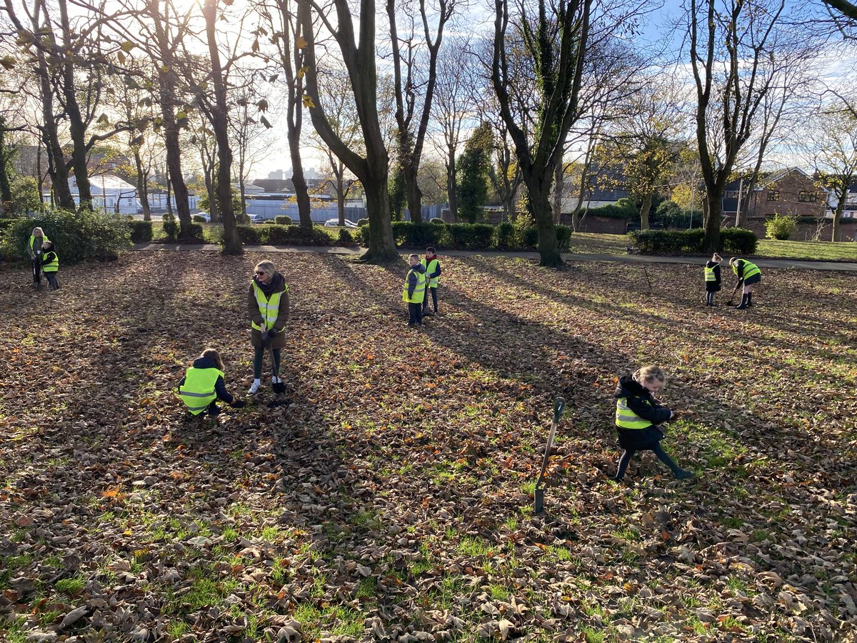 In Hatton Hill Park with children from Hatton Hill and English Martyrs schools planting bulbs that will bloomin lovely in spring. Thanks to all who helped including local residents and Green Sefton. <a href="/Paulett54122148/">Paulette Lappin</a> <a href="/CllrIanMoncur/">Cllr Ian Moncur</a> <a href="/seftoncouncil/">Sefton Council</a> 
<a href="/EnglishMartyrs/">@EnglishMartyrs</a>