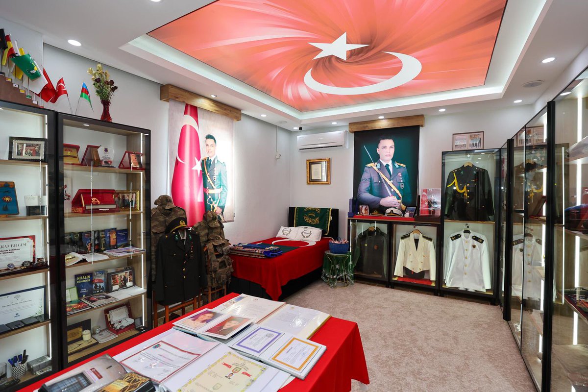 mtahmazoglu's tweet image. Kahraman Şehidimiz Duabey Onur Öztürk Türkmen’in şehadetinin yıl dönümünde, ailesi tarafından hazırlanan hatıra evinin açılışına katıldık.

Ailesinin büyük bir emekle hazırladığı bu hatıra evi, Duabey’in ve onun gibi kahramanlarımızın yüreğini, cesaretini ve bıraktığı izleri…