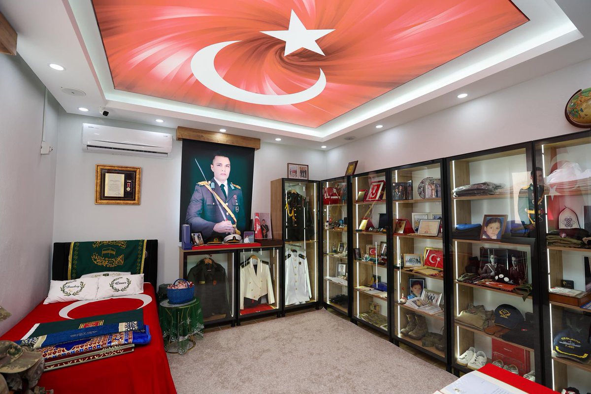 mtahmazoglu's tweet image. Kahraman Şehidimiz Duabey Onur Öztürk Türkmen’in şehadetinin yıl dönümünde, ailesi tarafından hazırlanan hatıra evinin açılışına katıldık.

Ailesinin büyük bir emekle hazırladığı bu hatıra evi, Duabey’in ve onun gibi kahramanlarımızın yüreğini, cesaretini ve bıraktığı izleri…