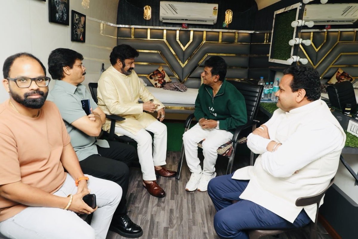 films_kumar's tweet image. Absolute Honour meeting two Legendary Icons #NBK garu and @NimmaShivanna  garu at the #Akhanda2 Trailer Launch.

Super excited to bring this Mega Mass film to audiences across Karnataka🔥💥

Worldwide Release December 5th 💣💣