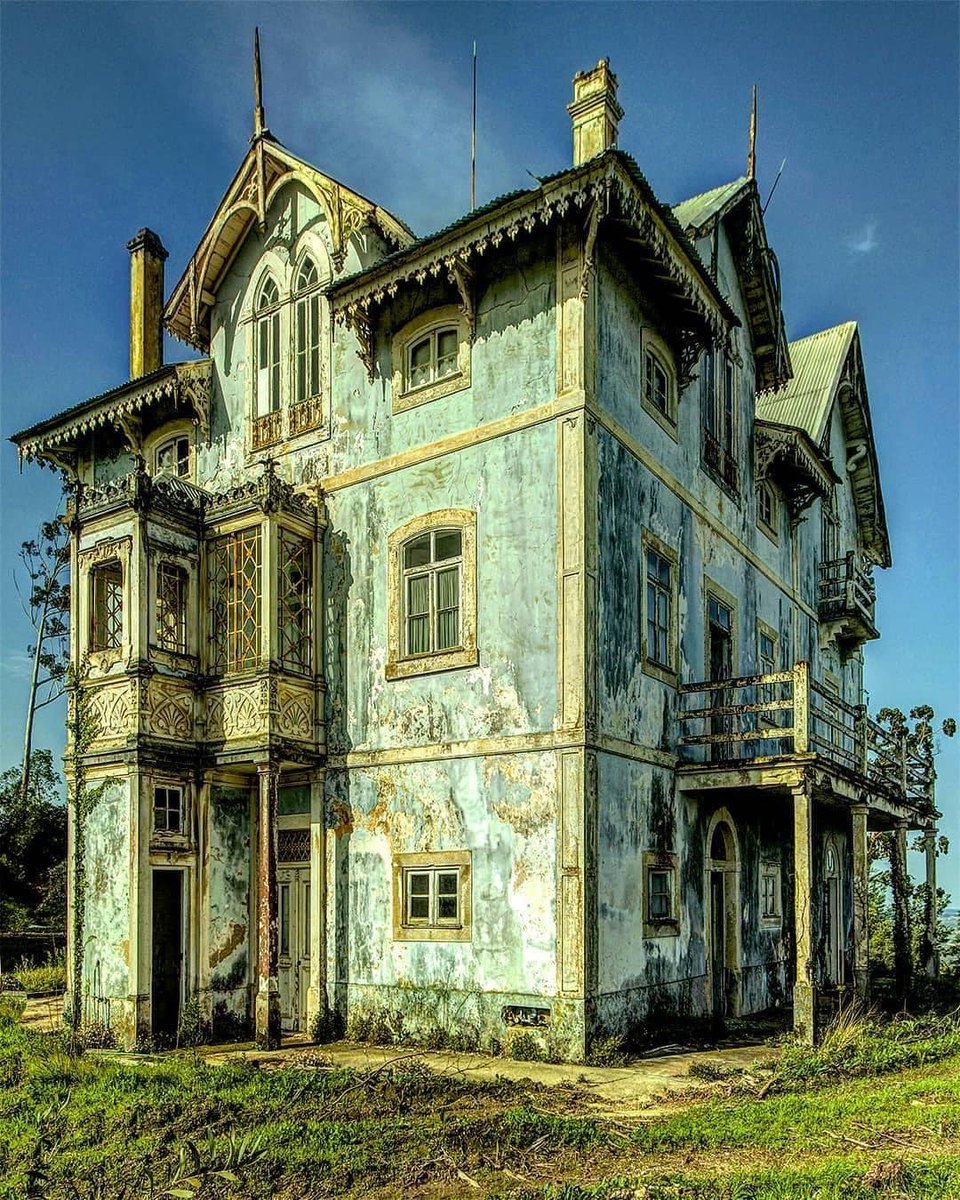BiancoDavinci's tweet image. A stunning abandoned mansion in Portugal.