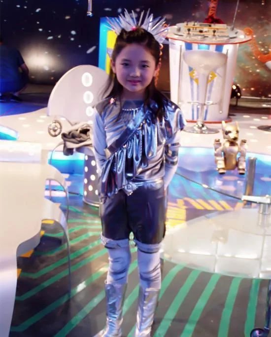 冰柠檬 เป็นตัวละครสมทบในซีรีส์วิทยาศาสตร์สำหรับเด็กเรื่อง《快乐星球》คาแรคเตอร์คือเด็กผู้หญิงที่ว่านอนสอนง่าย สุภาพ สงบเสงี่ยม จิตใจดี ร้องไห้ง่าย มีจิตสำนึกด้านสิ่งแวดล้อมสูง และยังรับหน้าที่เป็นวิชวลของเรื่องอีกด้วย ทำไมมันตรงกับ #LiuYuxin ขนาดนี้!!! แล้วคอสตูมคือถอดแบบเว่อร์🤣