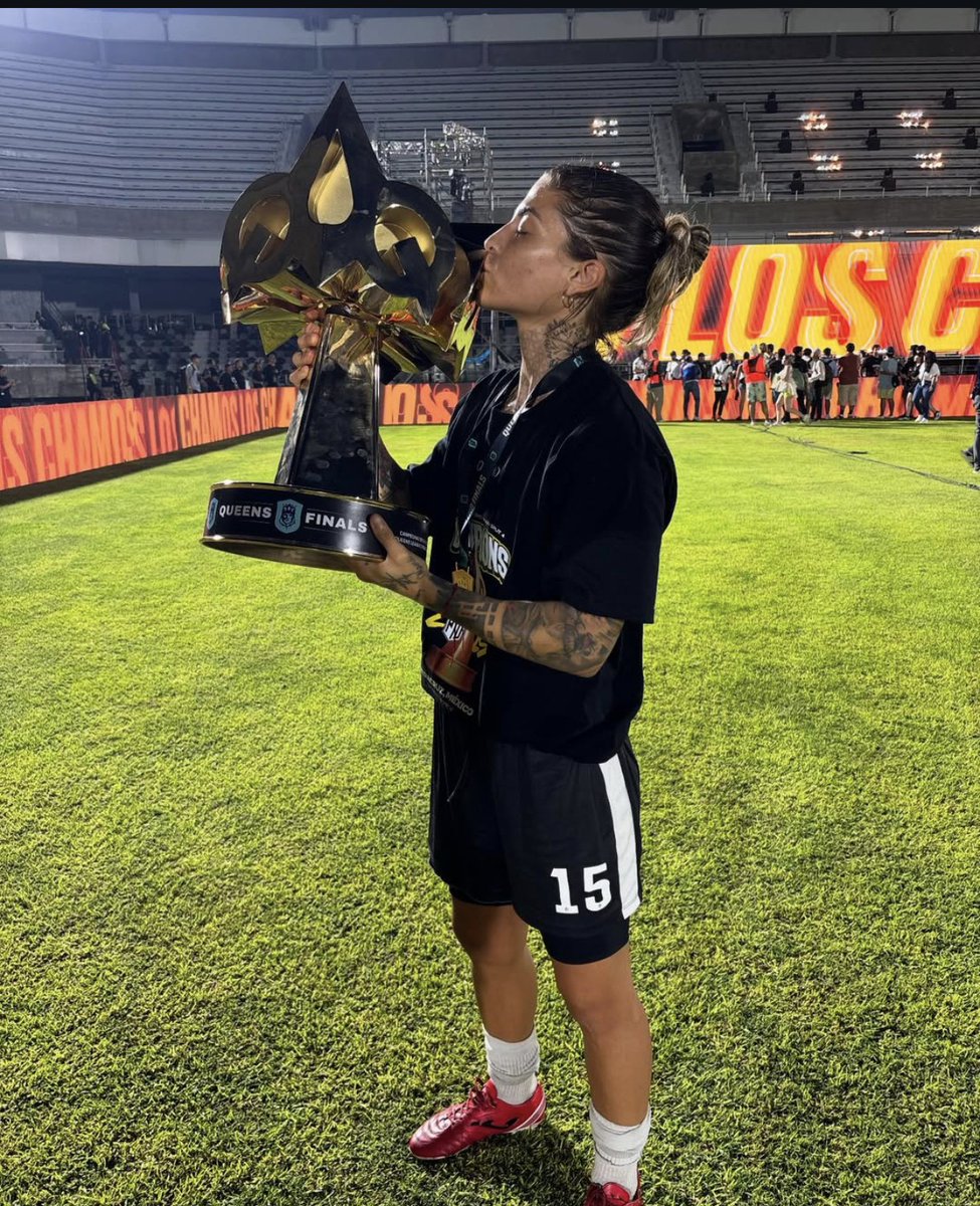 Llegó al club y dijo "Nunca he ganado algo, ojalá ganarlo con pio"

Sandra "AURA" Hernández, no solo ganaste algo, te comiste esta liga 🐐❤️‍🩹

Te lo mereces 🤍🥹