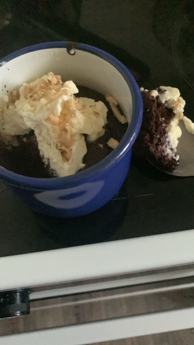 OChrissti's tweet image. Selbstgemacht &amp;amp; super keto: Schoko-Mug-Cake mit Sahne &amp;amp; gerösteter Walnuss — Dessert, das satt macht und die Ketose nicht sprengt. 
Rezept unten ▶️ Probier’s aus und tagg mich, wenn du’s nachbaust! #keto #lowcarb #cheatfree“
„Keto-Schoko-Traum: Mug-Cake + Sahne  #ketodessert“