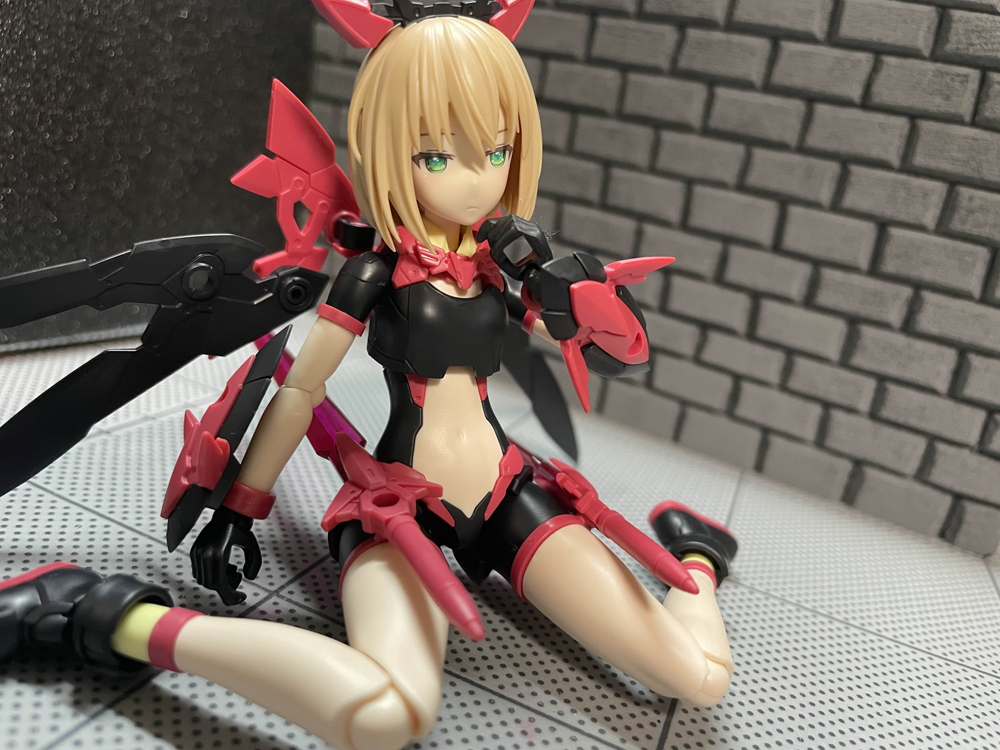 本日の「プラモデル制作雑談」配信終了しました！
観に来てくれたみんな！ありがとうございまーう！🙌

ティアーシャ完成したよん！
二刀流でカッコいい！⚔️
ちょい装備が簡素な感じするけどこれはこれで...あり！
足回りの装飾に学びを得たぞ！！
#まうのアトリエ