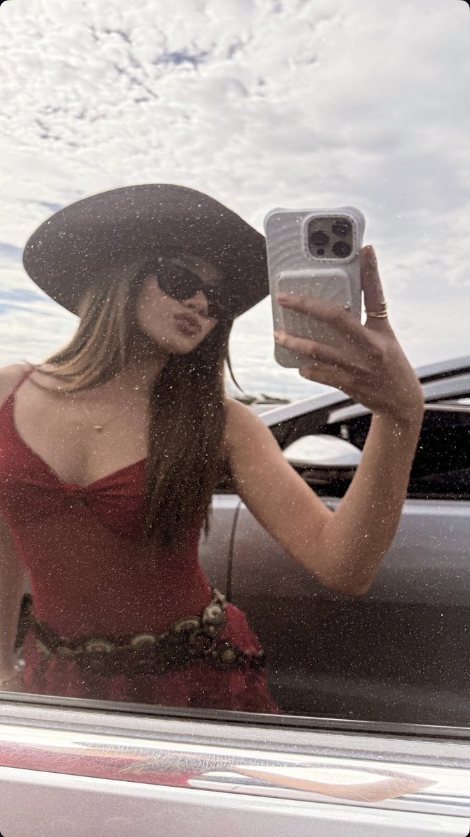 AIAH MIRROR SELFIE IN HER COWGIRL FIT !!