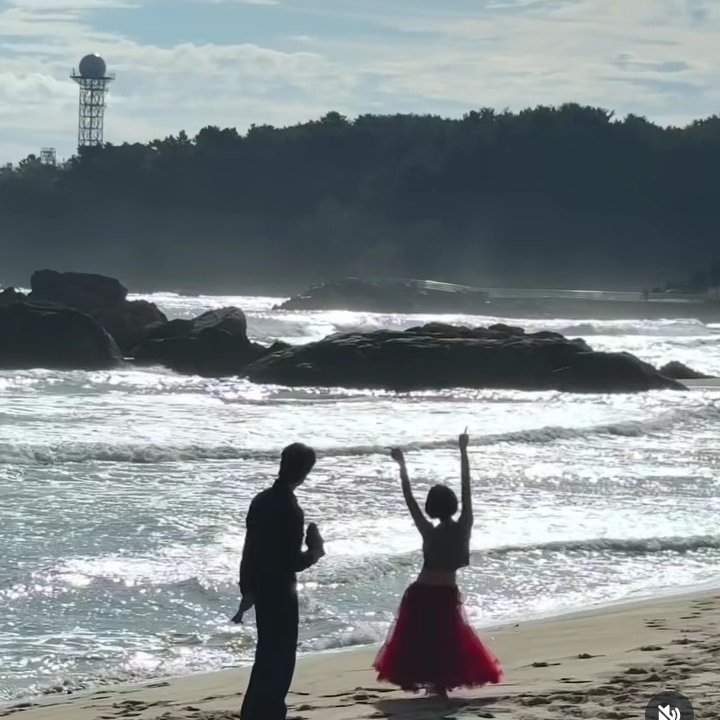 fioradreams's tweet image. I have never shipped anyone like these two , like how can 2 people look so good together , like when I will be seeing you both together again 😭 
#HWASA  #ParkJeongmin #hwasa