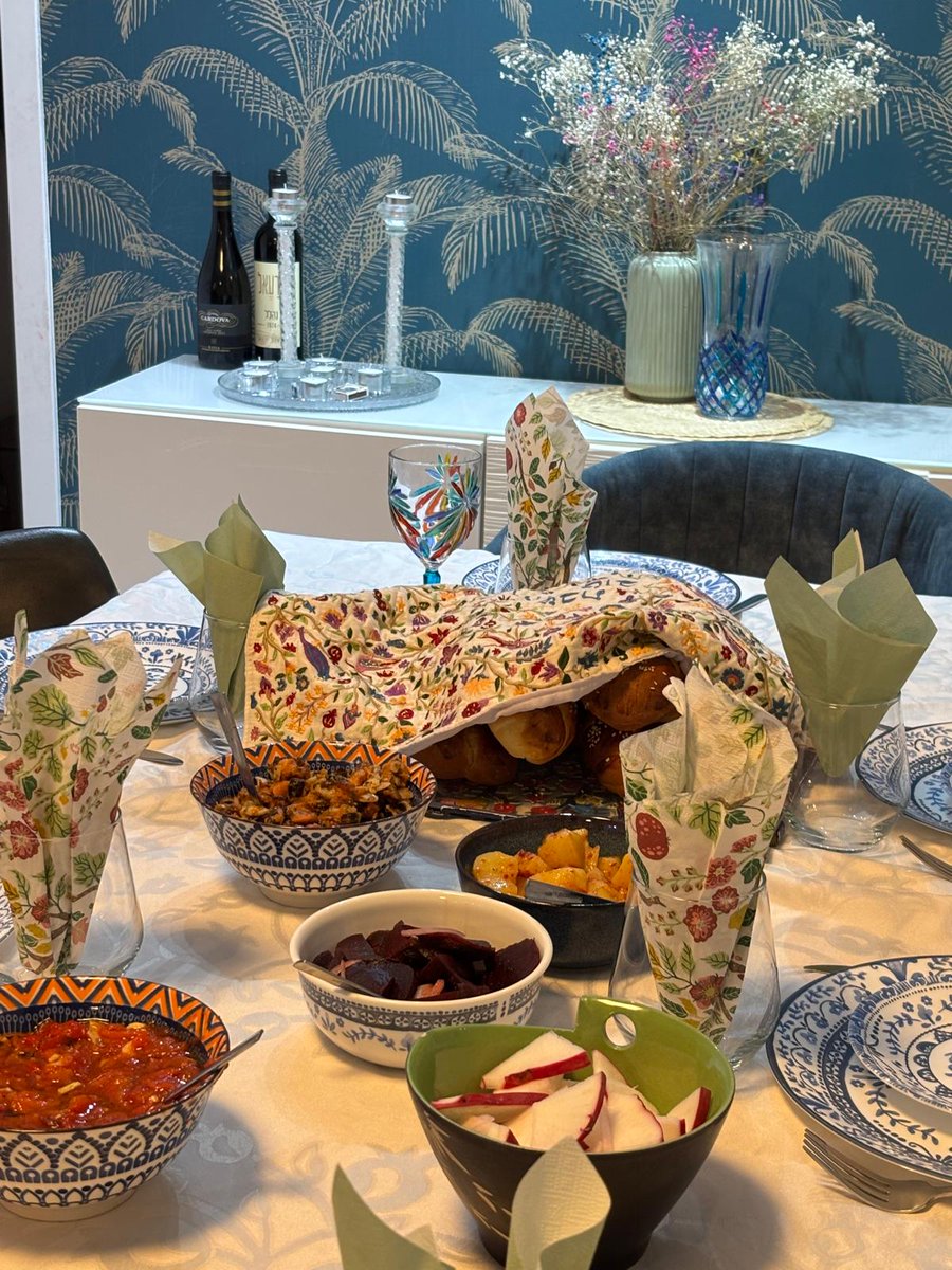 manubismuth's tweet image. Chabbat, c’est mon reset système :

Je me recentre

Je recharge les batteries

Et je goûte de nouveaux vins 🍷 

(oui, c’est aussi ça ma spiritualité).