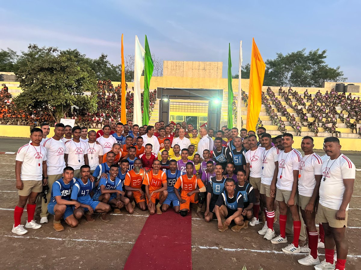 Sh.Vineet Kumar, IG STC Chakur flagged off the maiden marathon today to mark the 60 years of BSF raising day and awaken spirit of fitness among BSF personnel.
1 offr,SOs N  enthusiastic trainees of BRT and instructors participated. Approx 1025 pers witnessed the event 

#JaiHind