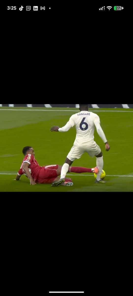 adsilson's tweet photo. @mattforde Yeah not a red card either https://t.co/eTY1Iu1zyu