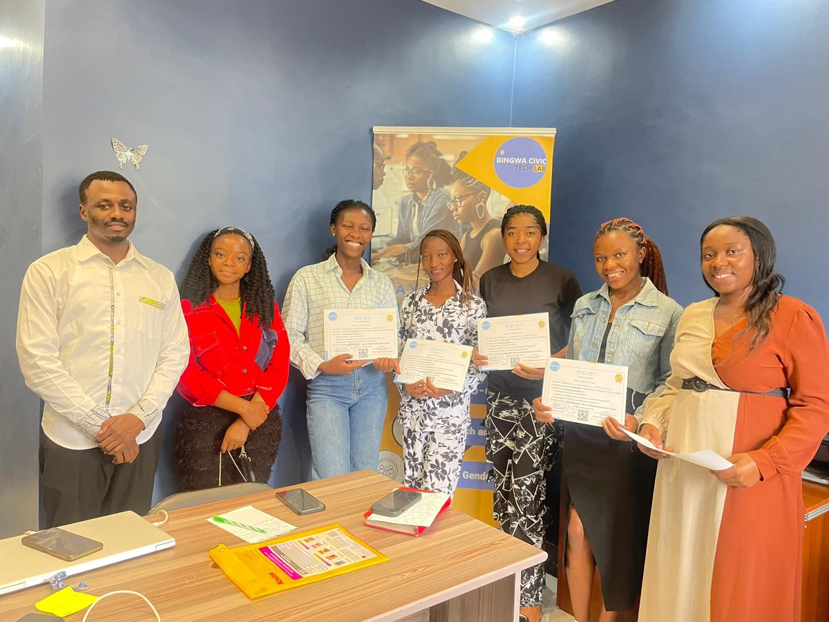 KatuseleJoseph's tweet image. Pour rappel, pendant 2 jours, du 20 au 21, 6 jeunes filles du domaine de l’informatique,ont été formées sur:
•Les technologies libres et open source (FLOSS)
•L’installation et la configuration d’environnements minimalistes
•La programmation en Python dans ces environnements