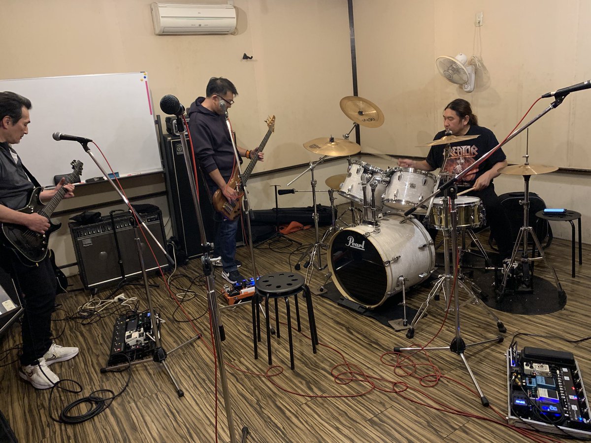 69_revenge's tweet image. リベンジ、アルバム曲の通しリハ終い。
その後、当日のセッション用の曲をレギュラーチューニングで歌うのは喉からっから💦あとは当日合わせで。
12月6日タイトロープでお待ちしてます！

帰宅後、最近のアンちゃんはふみふみしてからお股でなく半身で寝ようとします🐈‍⬛w

では良い週末を🌙