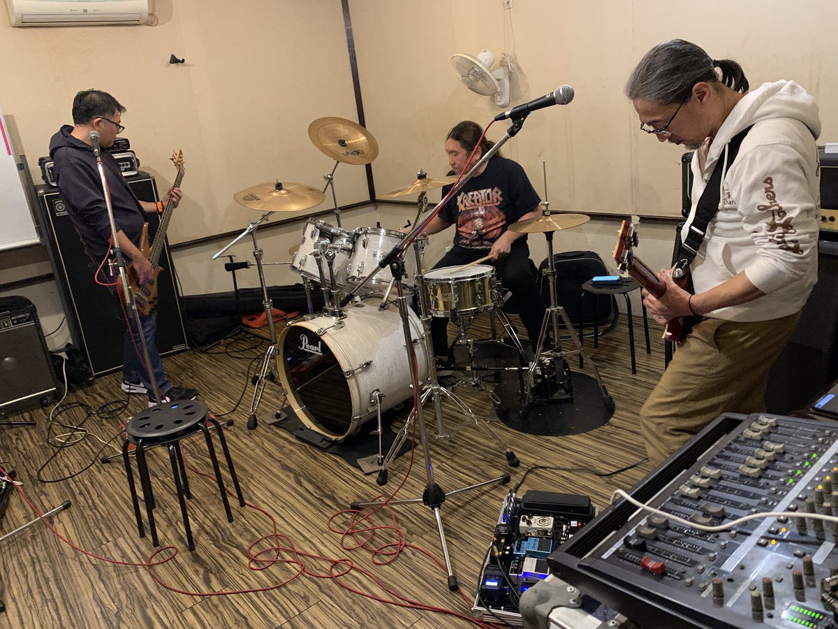 69_revenge's tweet image. リベンジ、アルバム曲の通しリハ終い。
その後、当日のセッション用の曲をレギュラーチューニングで歌うのは喉からっから💦あとは当日合わせで。
12月6日タイトロープでお待ちしてます！

帰宅後、最近のアンちゃんはふみふみしてからお股でなく半身で寝ようとします🐈‍⬛w

では良い週末を🌙