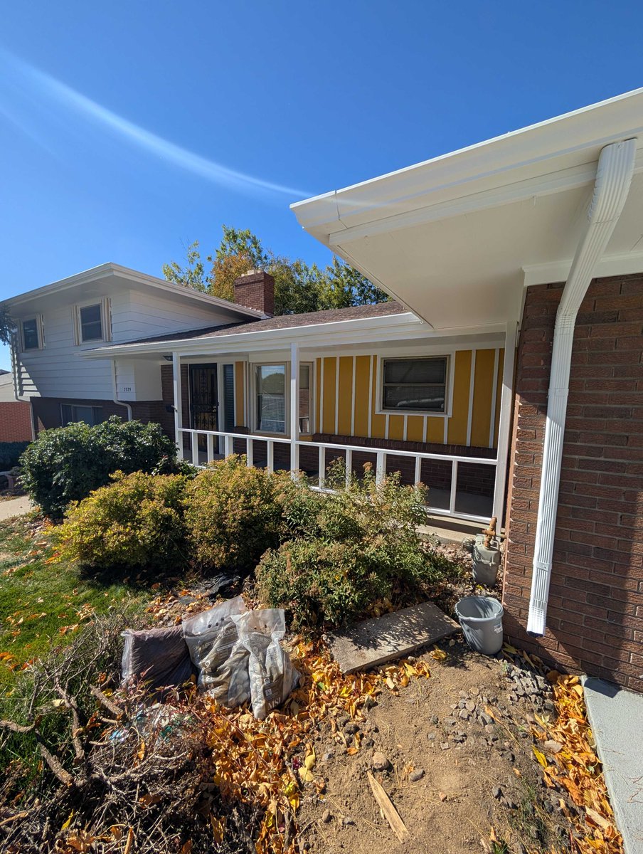 CoPaintExperts's tweet photo. Yellow on a home exterior can boost curb appeal and create a warm welcoming feel. It reflects plenty of light which helps the color stay bright and cheerful through every season. #HomeStyle #ExteriorColor #YellowPaint #ColoradoHomes https://t.co/4xLd5FnCm1