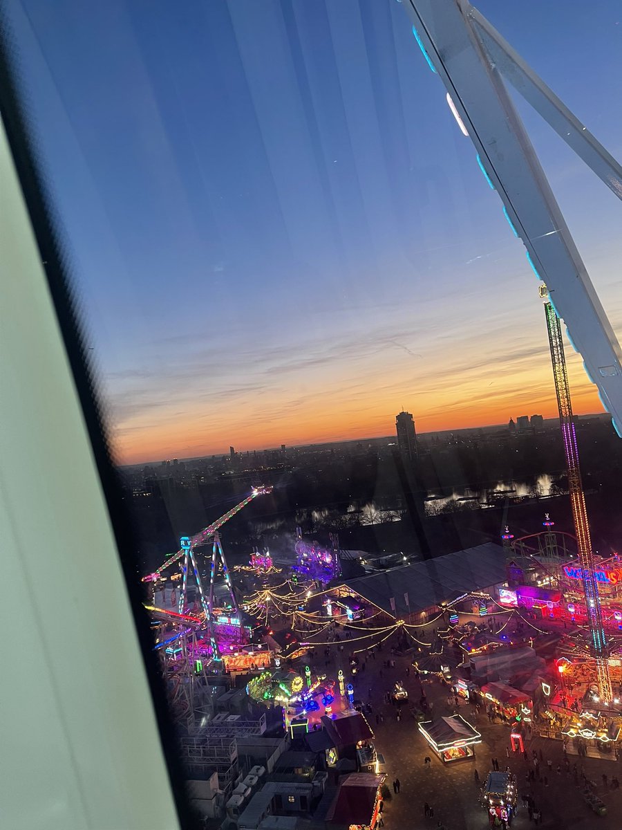 لندن التي أحب ومحمد الرشيد 

د.سعود بن صالح المصيبيح

كانت أول رحلاتي إليها في بداية الثمانينات عندما ذهبت لدراسة اللغة الإنجليزية والسكن عند عائلة والتعلم في معهد في احدى ضواحي برايتون وتسمى هوف بجانب ويرثنق.

وقد ذكرت ذلك في مقال طريف اعجب الكثيرين بعنوان "قصتي مع الزبدة