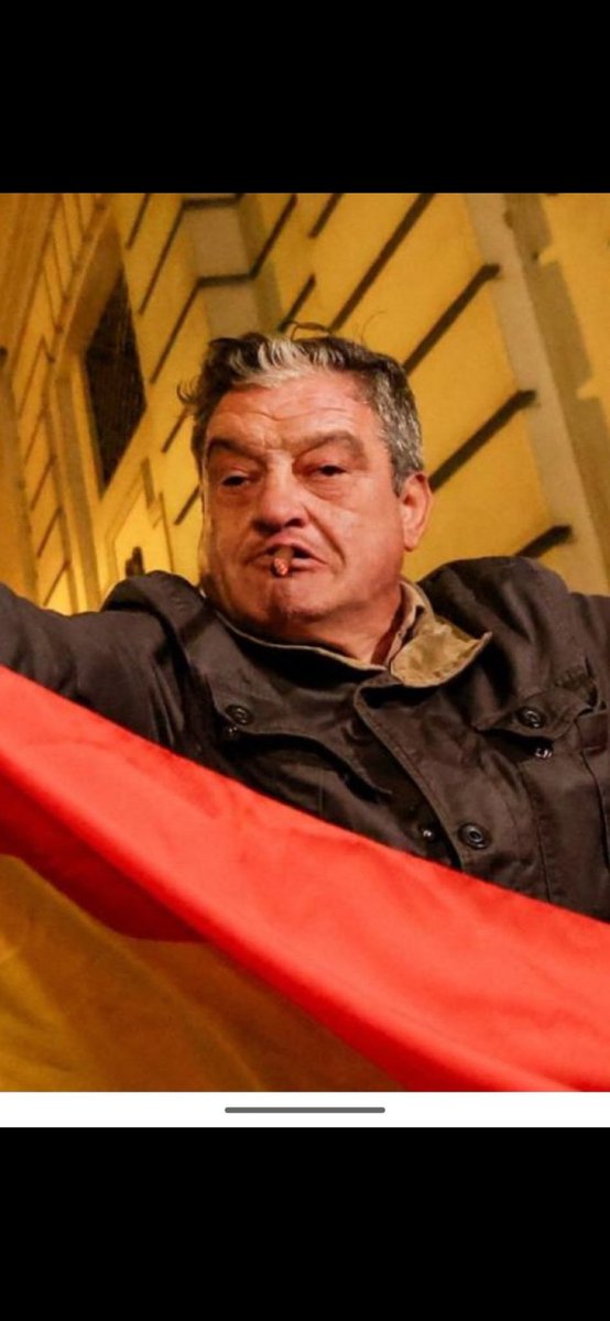 Perroandaluz71's tweet image. Son muchísimas las posibilidades (por no decir 100%) de que este elemento vaya a votar. Quizá pueda ser una razón de peso para que tú no pases de hacerlo por quedarte en casa o tomar una cerveza.

#Elquepuedavotarquevote