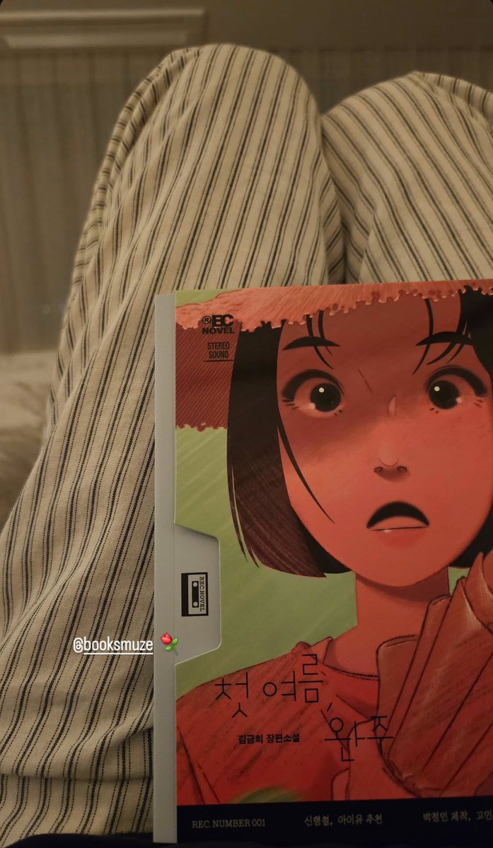 whoreforhyejin's tweet image. earlier this year, he sent hwasa one of the books he published 🥹 and he reposted her story saying, “thanks to hwasa, my mood became bright” 💞