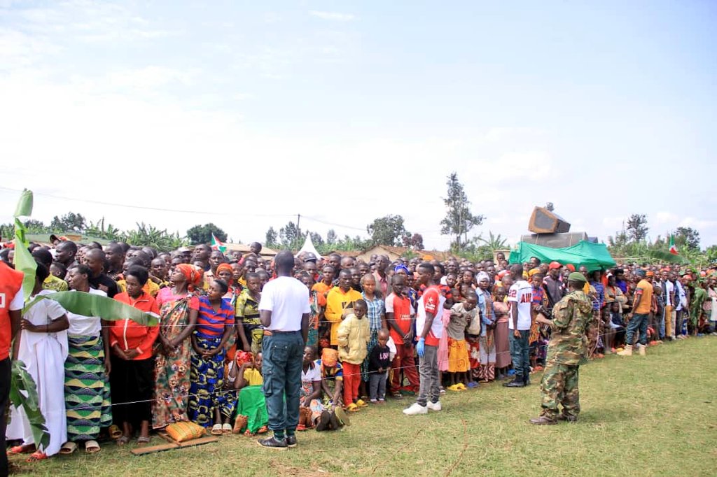 Le président <a href="/GeneralNeva/">SE Evariste Ndayishimiye</a>
a demandé au nouvel administrateur de la commune #Muhanga de se rapprocher à la population afin qu’elle s’implique dans le développement. Il l'a appelé au renforcement de l'unité entre les citoyens et à être à leur écoute pour résoudre leurs problèmes.