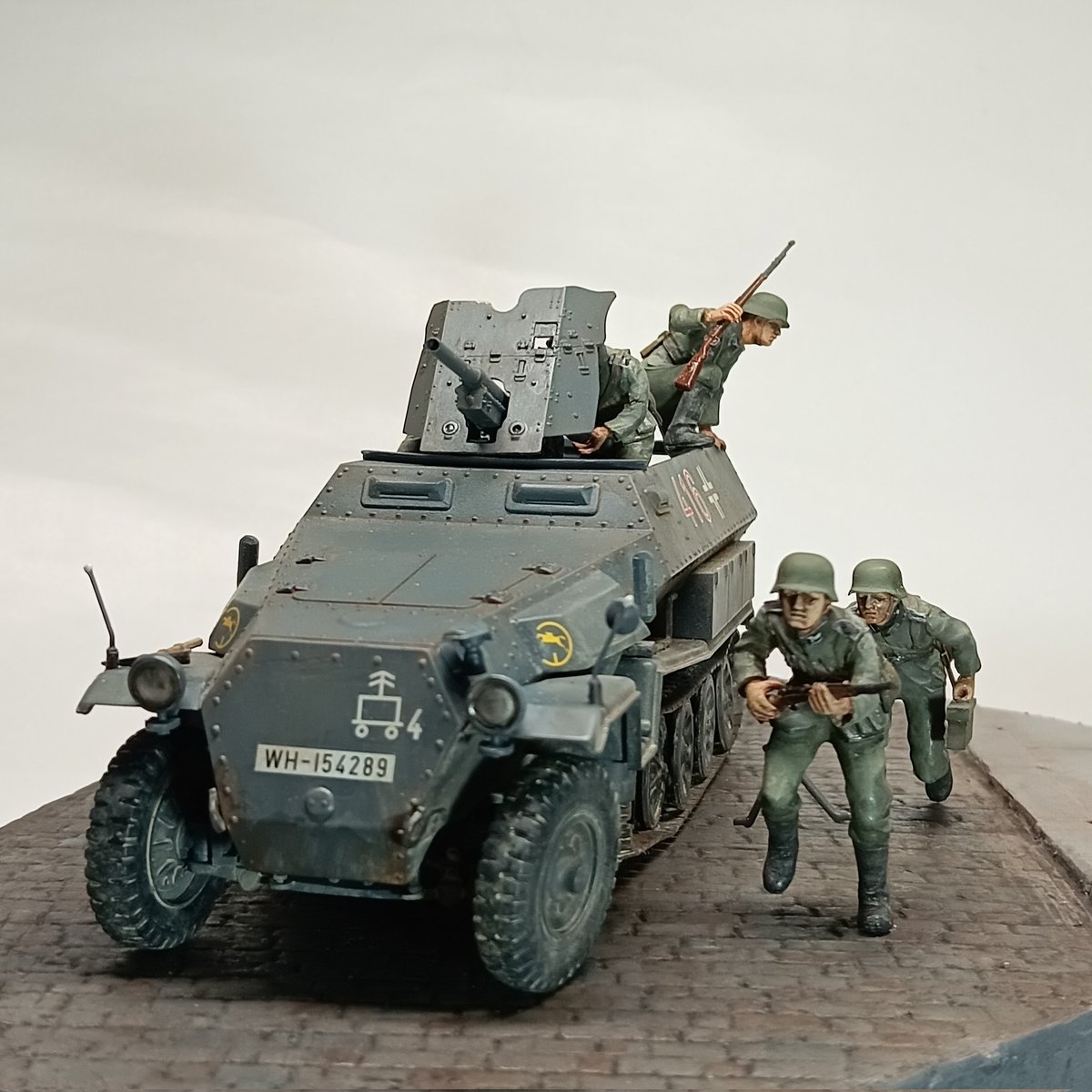 タミヤ35のハノマーク兵員輸送者Cタイプに同社の37mm対戦車砲を載せたSd-kfz251/10が完成しました✋️
スチレンボードで石畳風に工作して載せてみました👌
車両も砲も兵隊さんたちも古〜いキットながら、完成すると臨場感満載です👍️
#タミヤ