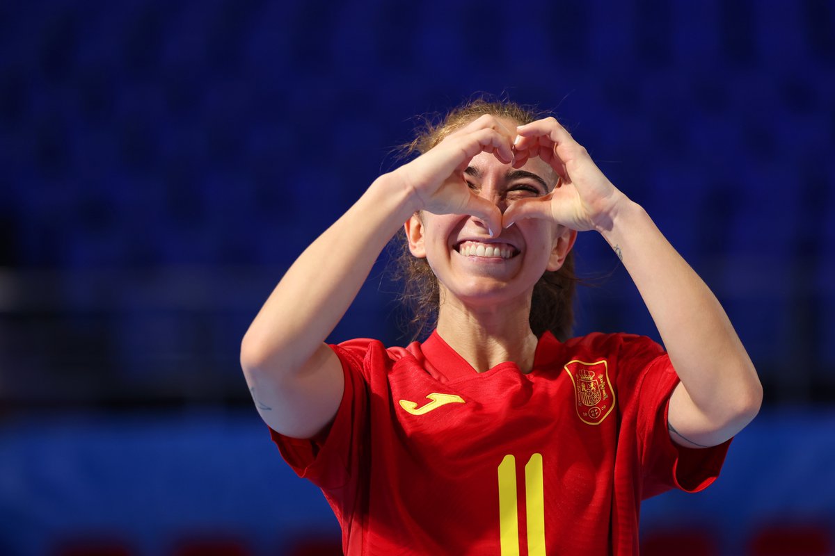 SEFutbolFem's tweet image. ❤️ 𝗜𝗿𝗲𝗻𝗲 𝗦𝗮𝗺𝗽𝗲𝗿 𝗻𝗼𝘀 𝗿𝗲𝗽𝗿𝗲𝘀𝗲𝗻𝘁𝗮

😀 La sonrisa de cuando ganas tu primer partido en un Mundial

#FutsalEspaña #FutsalWWC