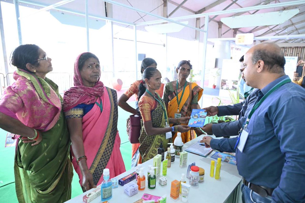 CSIRCIMAP's tweet image. Team CSIR-CIMAP participated in Central India’s Biggest Agricultural Exhibition, “Agrovision-2025,” at Nagpur, Maharashtra.
Dr. Venkata Mohan, Director, CSIR-NEERI, inaugurated the CSIR Pavilion. On this occasion, many farmers and women visitors interacted with the CIMAP…