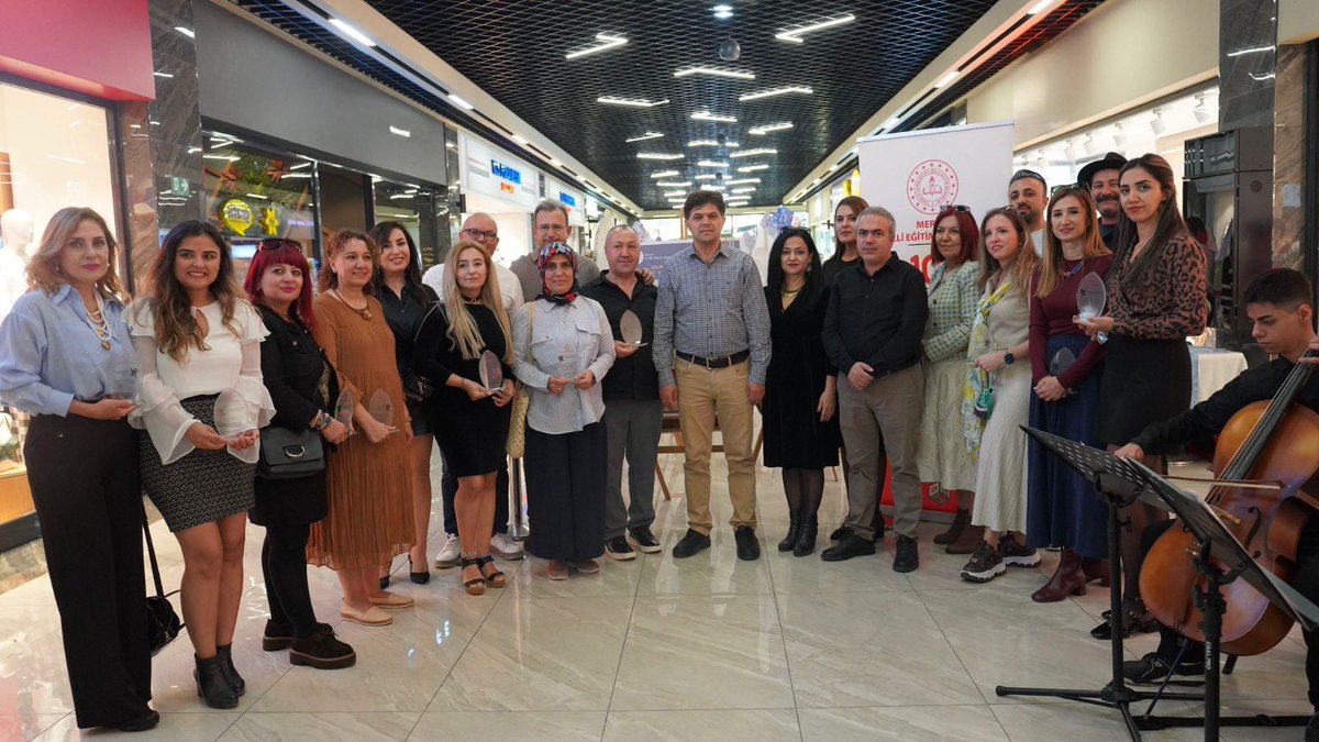İl Millî Eğitim Müdürü Muhammed Özdemirci, Öğretmenler Günü münasebetiyle düzenlenen Geleneksel El Sanatları ve Resim Çalıştayı Sergi Açılışı'na katıldı. ✨

✅ Sayapark AVM'de gerçekleştirilen etkinlikte, Mersin genelindeki öğretmen ve öğrencilerin hazırladığı el sanatları
