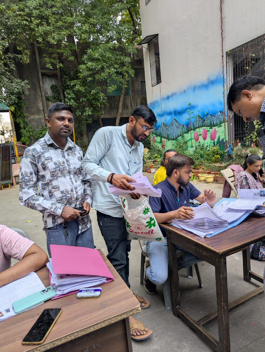 prafulpbjp's tweet image. &quot;દરેક મતદાર સુધી પહોંચવું – લોકશાહી પ્રત્યેની અમારી પ્રતિબદ્ધતા&quot;

મારા 158-કામરેજ વિધાનસભાના વોર્ડ નં. 3 માં વિશેષ મતદાર યાદી સુધારણા અભિયાન -SIR અંતર્ગત વિસ્તારનાં વિવિધ મતદાન મથકો પર મતદારોના SIR ફોર્મ ભરવાની કામગીરી કરવામાં આવી.