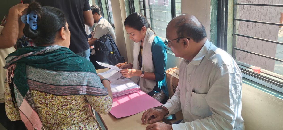 prafulpbjp's tweet image. &quot;દરેક મતદાર સુધી પહોંચવું – લોકશાહી પ્રત્યેની અમારી પ્રતિબદ્ધતા&quot;

મારા 158-કામરેજ વિધાનસભાના વોર્ડ નં. 3 માં વિશેષ મતદાર યાદી સુધારણા અભિયાન -SIR અંતર્ગત વિસ્તારનાં વિવિધ મતદાન મથકો પર મતદારોના SIR ફોર્મ ભરવાની કામગીરી કરવામાં આવી.