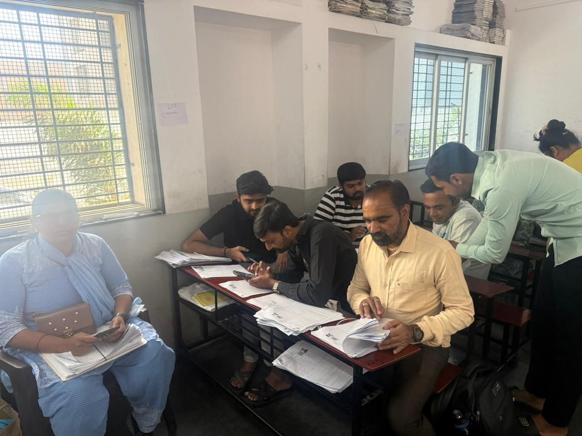 prafulpbjp's tweet image. &quot;દરેક મતદાર સુધી પહોંચવું – લોકશાહી પ્રત્યેની અમારી પ્રતિબદ્ધતા&quot;

મારા 158-કામરેજ વિધાનસભાના વોર્ડ નં. 3 માં વિશેષ મતદાર યાદી સુધારણા અભિયાન -SIR અંતર્ગત વિસ્તારનાં વિવિધ મતદાન મથકો પર મતદારોના SIR ફોર્મ ભરવાની કામગીરી કરવામાં આવી.